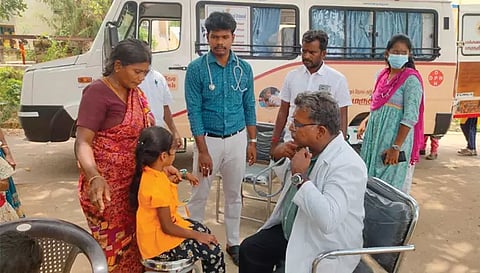 இடையார்பாளையம் பகுதியில் டாக்டர்கள் குழுவினர் ஆய்வு செய்த காட்சி.