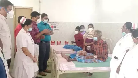 காச நோயாளிகளை மருத்துவ அதிகாரிகள் நேரில் சந்தித்து ஊட்டச்சத்து உணவு வழங்கிய காட்சி.