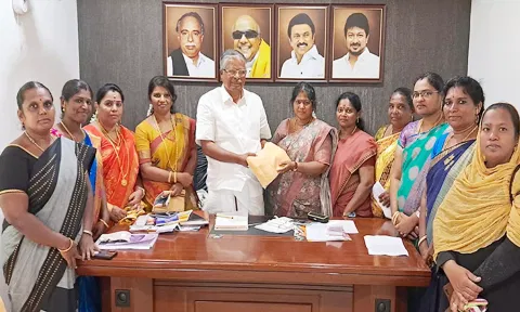 நெல்லை கிழக்கு மாவட்ட தி.மு.க. செயலாளர் ஆவுடையப்பனுக்கு மகளிர் தொண்டரணியினர் சால்வை வழங்கிய காட்சி.