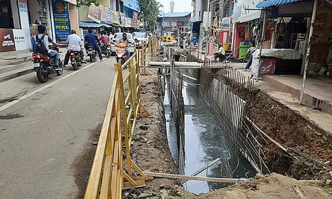 மழைநீர் கால்வாய் பணியில் குடி தண்ணீர் குழாய் உடைந்து கழிவு நீர் கலந்தது- பொதுமக்கள் அவதி