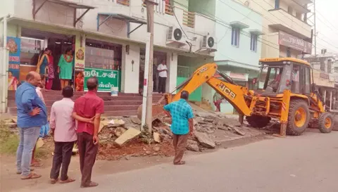 இன்று 2-வது நாளாக ஆக்கிரமிப்பு அகற்றும் பணி நடைபெற்று வருவதை படத்தில் காணலாம்.