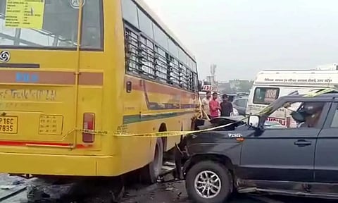 உ.பி.யில் சொகுசு கார்- பள்ளி வாகனம் நேருக்குநேர் மோதல்: 6 பேர் உயிரிழப்பு