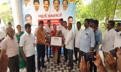 ரத்ததானம் வழங்கியவர்களுக்கு சான்றிதழ் வழங்கப்பட்டது.