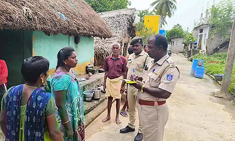 மின்சார கம்பி அறுந்து விழுந்து பாதிக்கப்பட்டவர்கள் வீட்டில் சேதராப்பட்டு போலீசார் விசாரணை மேற்கொண்ட காட்சி.