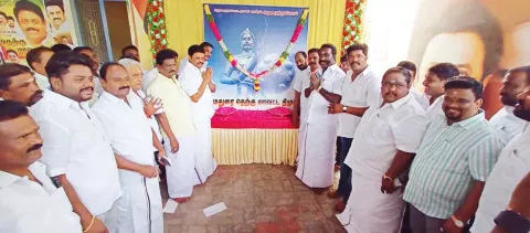 திருமங்கலத்தில் விவசாய அணி மாநில இணைச்செயலாளர் முத்துராமலிங்கம் தலைமையில் 
வீரன் அழகுமுத்துக்கோன் படத்திற்கு மாலை அணிவித்து மரியாதை செலுத்தப்பட்ட காட்சி.