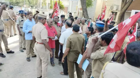 முற்றுகை போராட்டத்தில் ஈடுபட்ட துப்புரவு பணியாளர்கள்.&nbsp;