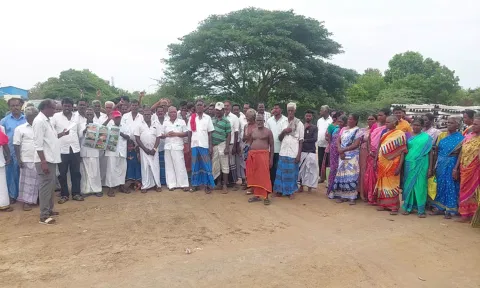 சுரங்கப் பாதை அமைக்க வலியுறுத்தி கிராம மக்கள் ஆர்ப்பாட்டம் நடத்தினர்.