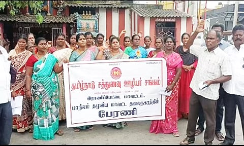 சத்துணவு ஊழியர்கள் ஆர்ப்பாட்டம் செய்த காட்சி.