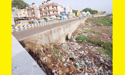 தென்கரை பகுதியில் குப்பைகள் கொட்டப்பட்டுள்ள காட்சி.
