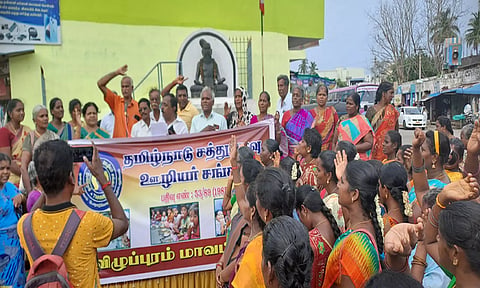 விழுப்புரம் பழைய பஸ் நிலையம் அருகில் சத்துணவு ஊழியர் சங்கத்தினர் கோரிக்கைகளை வலியுறுத்தி ஆர்ப்பாட்டம் நடத்திய போது எடுத்த படம்.