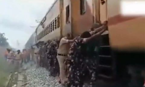 பாதி வழியில் நின்றுபோன ரெயிலை ராணுவ வீரர்கள் தள்ளி ஸ்டார்ட் செய்தார்களா? உண்மை இதுதான்!