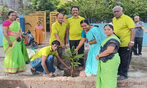 மரக்கன்று நடும் பணியில் ஈடுபட்டவர்களை படத்தில் காணலாம்.