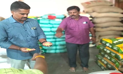 துவரம்பருப்பு குடோன்களில் போலீசார் ஆய்வு செய்த காட்சி.