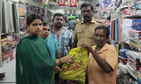 அஞ்சல் ஊழியரிடம்&nbsp; பணத்தை ஒப்படைத்த பிரியா.