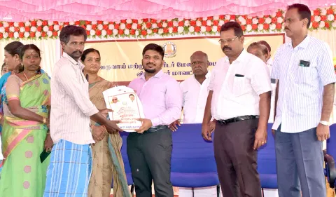 மக்கள் தொடர்பு முகாமில் பயனாளிகளுக்கு கலெக்டர் ஜெயசீலன் நலத்திட்ட உதவிகளை வழங்கினார்.