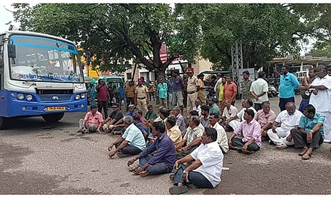 புதுவை புதிய பஸ் நிலையத்தில் வியாபாரிகள் மறியலில் ஈடுபட்ட காட்சி.