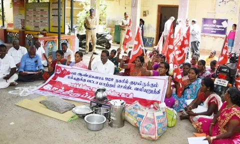 மார்க்சிஸ்ட் கம்யூனிஸ்டு கட்சியினர் காத்திருப்பு போராட்டத்தில் ஈடுபட்டனர்.