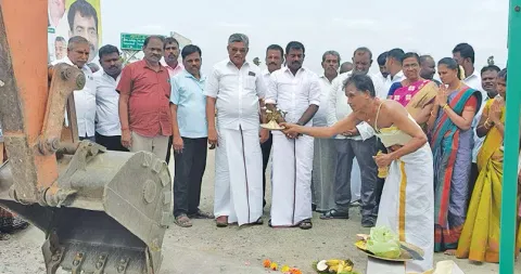 ராதாபுரம் ஒன்றியத்தில் ரூ.10 கோடி மதிப்பீட்டில்  தார்ச்சாலை அமைக்கும் பணி