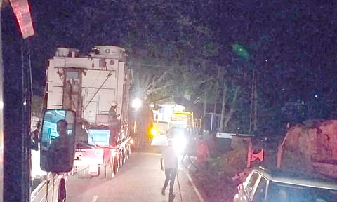 கோத்தகிரி மலைப்பாதையில் ராட்சத எந்திரங்களுடன் அணிவகுக்கும் சரக்கு லாரிகள்
