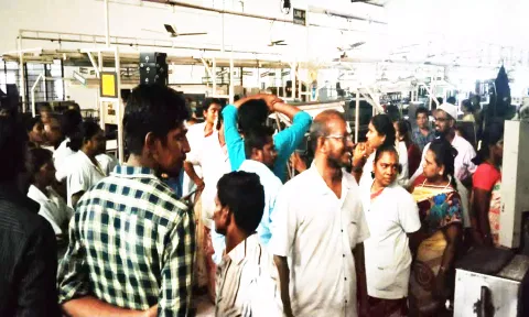 ஷூ கம்பெனி தொழிலாளர்கள் 2-வது நாளாக உள்ளிருப்பு போராட்டம்