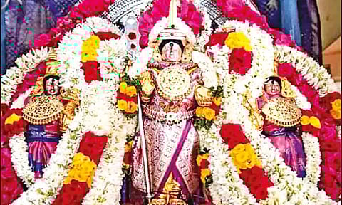 மலர் அலங்காரத்தில் வள்ளி, தெய்வானையுடன் சிங்கார வேலவர் பக்தர்களுக்கு அருள்பாலித்த காட்சி.