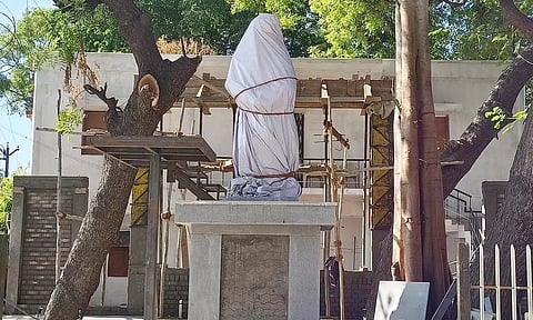 மதுரை முனிச்சாலையில் நாளை திறக்கப்பட உள்ள டி.எம்.எஸ். சவுந்தரராஜனின் சிலை.