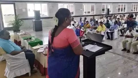ஆலோசனை கூட்டத்தில் கலெக்டர் உமா பேசிய காட்சி.&nbsp;&nbsp;