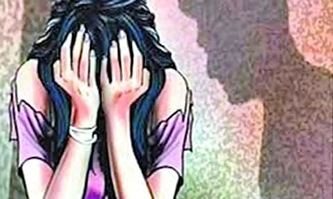 வணிக வளாக கழிவறையில் இளம்பெண் ஊழியரை பலாத்காரம் செய்த மேலாளர்