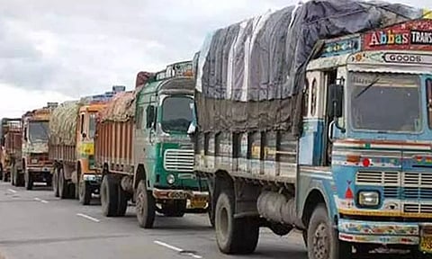 வட மாநிலங்களில் கனமழை: தமிழகத்தில் 75 ஆயிரம் லாரிகள் நிறுத்தி வைப்பு- ரூ.1000 கோடி மதிப்பிலான சரக்குகள் தேக்கம்