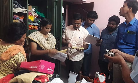 சொத்து ஆவணங்களை லஞ்ச ஒழிப்பு போலீசார் சோதனை செய்த காட்சி