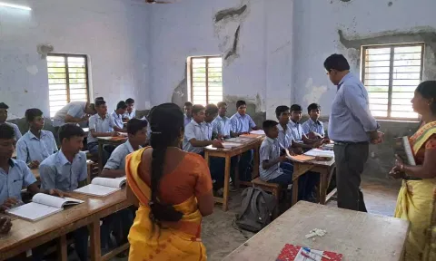 அரசு பள்ளியில் கலெக்டர் குலோத்துங்கன்ஆய்வு செய்த காட்சி.