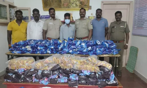 விக்கிரவாண்டி அடுத்த நாரேரிகுப்பத்தில் குட்கா பதுக்கியவரை கைது செய்த போலீசார் பதுக்கி வைத்திருந்த குட்காவை பறிமுதல் செய்தனர்.