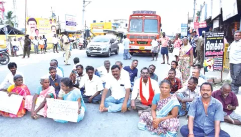 வங்கி நிர்வாகத்தை கண்டித்து சாலை மறியல்