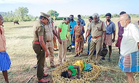 கிணற்றில் இருந்து மீட்கப்பட்ட பெண்ணை படத்தில் காணலாம்.