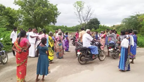 போராட்டத்தில் ஈடுபட்டவர்களை படத்தில் காணலாம்.