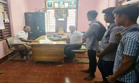 சிதம்பரம் நகர சாலைகளில் சுற்றித் திரிந்த பள்ளி மாணவர்களுக்கு போலீசார் அறிவுரை வழங்கியபோது எடுத்தபடம்.