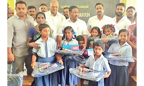 மாணவர்களுக்கு புத்தக பைகளை நேரு எம்.எல்.ஏ., கோஜிரியோ கராத்தே சங்கத்தின் மாநில பொதுச் செயலாளர் கராத்தே சுந்தர்ராஜன் ஆகியோர் வழங்கிய காட்சி.&nbsp; &nbsp;