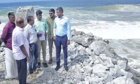 கொட்டில்பாட்டில் கடலரிப்பால் சேதமடைந்த பகுதிகளை சீரமைக்கும் பணி