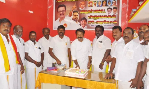 கேக் வெட்டி சரத்குமார் பிறந்தநாளை கொண்டாடிய சமத்துவ மக்கள் கட்சியினர்.