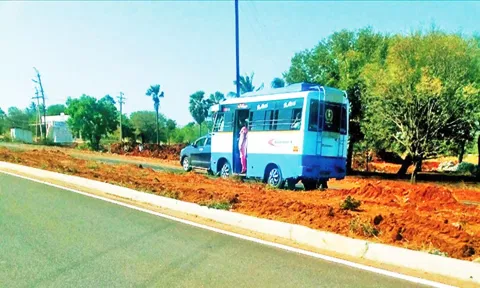 நெல்லை-தென்காசி சாலையில் வேனில் படிக்கட்டில் நின்று மாணவிகள் பயணம் செய்யும் காட்சி.