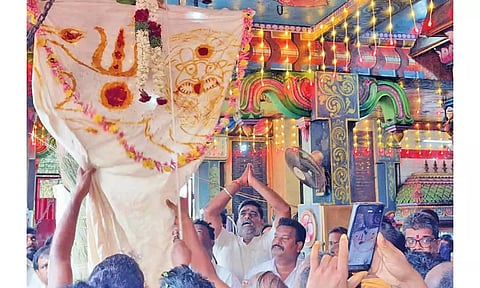 நைனார்மண்டபம் நாகமுத்து மாரியம்மன் கோவில் செடல் திருவிழா கொடியேற்றத்துடன் தொடங்கியது.