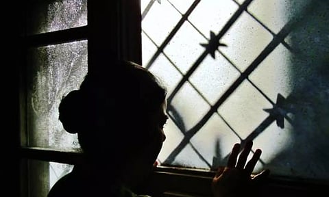 3 பெண் குழந்தைகள் பிறந்ததால் மனைவியின் விரல்களை உடைத்து கழிவறையில் அடைத்து சித்ரவதை செய்த கணவர்