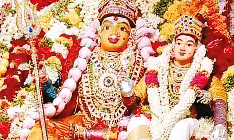 சிவகங்கை பிள்ளைவயல் காளி கோவிலில் பூச்சொரிதல் விழா