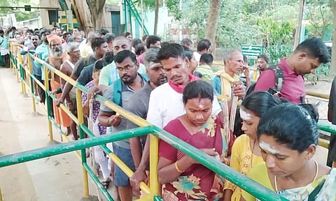 மலையடிவாரத்தில் காத்திருந்த பக்தர்களை படத்தில் காணலாம்.