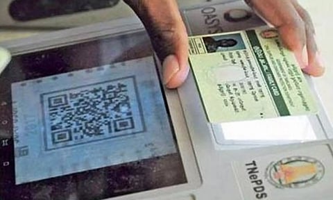 விண்ணப்பம் வழங்குவதற்கு வெளிநபர்களை ஈடுபடுத்தக்கூடாது- ரேசன் கடை ஊழியர்களுக்கு உத்தரவு