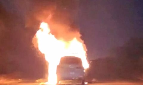 கார் தீப்பிடித்து எரிந்தது