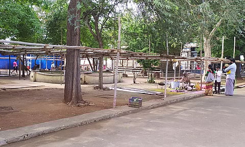 பவானி கூடுதுறையில் தகர கொட்டகைகள் அமைக்கும் பணி நடந்து வருவதை படத்தில் காணலாம்.