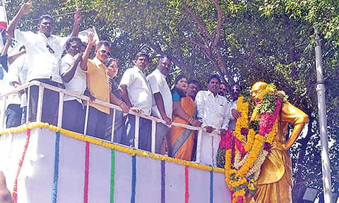 அ.ம.மு.க.வினர் மாநில செயலாளர்கள் யூ.சி.ஆறுமுகம், எஸ்.டி.சேகர் தலைமையில்  காமராஜர் சிலைக்கு மாலை அணிவித்த காட்சி