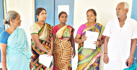 ஊராட்சி மன்ற கூட்டத்தில் வெளிநடப்பு செய்த கவுன்சிலர்கள்.
