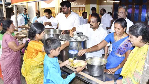 பிள்ளை வயல் காளியம்மன் கோவில் பூச்சொரிதல் விழாவில் கலந்து கொண்ட பக்தர்க–ளுக்கு நகர்மன்ற தலைவர் துரைஆனந்த் அன்னதானம் வழங்கினார். இதில் நகர்மன்ற உறுப்பினர்கள் அயூப்கான், வீனஸ் ராமநாதன், ஜெயகாந்தன், ராமதாஸ், கார்த்தி, மகளிரணி திலகவதி மற்றும் நகர தி.மு.க. நிர்வாகிகள் கலந்து கொண்டனர்.